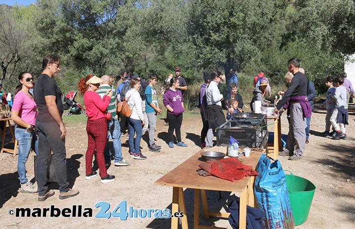 El recuerdo a los fallecidos y el Tostón protagonizan el día festivo en Marbella