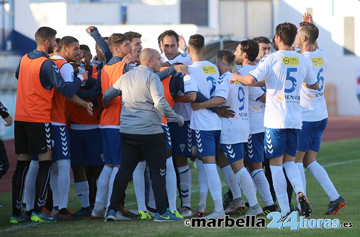 El Marbella gana 1-0 al Recreativo y los jugadores hacen piña con Padilla