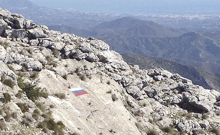 Realizan una pintada con los colores de la bandera rusa en la Concha