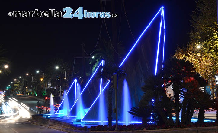El arco de Marbella y la fuente de los barcos estrenan iluminación 'artística'