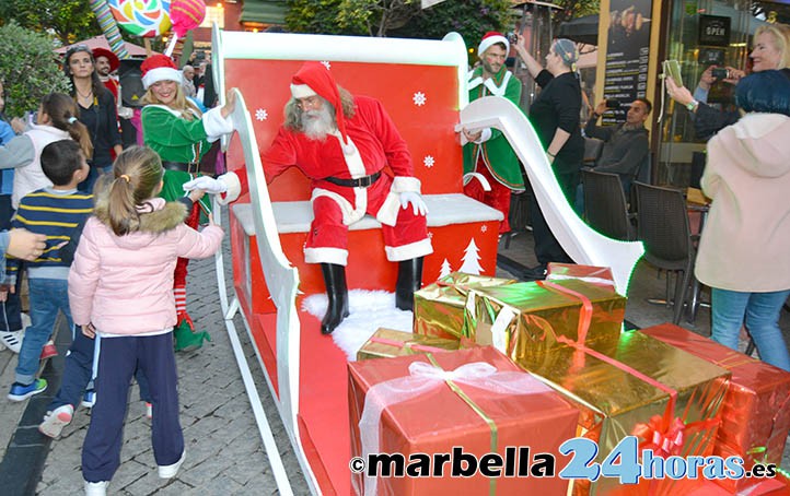Marbella da la bienvenida a Papa Noel, que abre su casa hasta el día 24