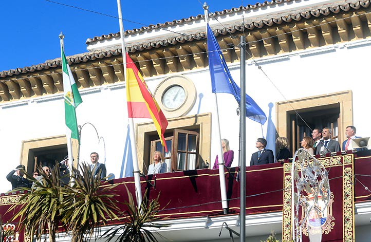 Marbella celebra los 40 años de la Constitución con la izada de banderas