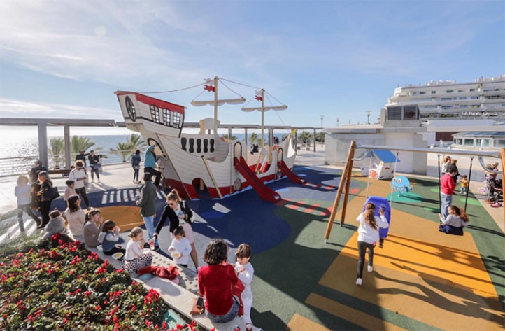 Inaugurada una nueva área de juegos infantiles en Plaza del Mar