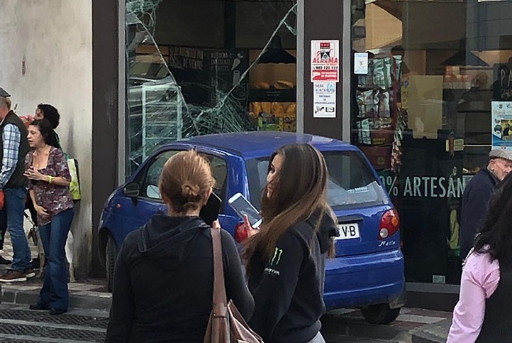 Un coche se estrella en una panadería en Marbella sin dejar heridos