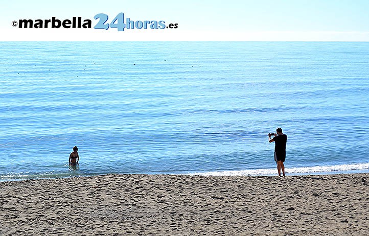 Marbella abre el año con temperaturas primaverales y bañistas en las playas
