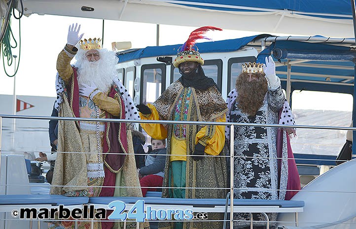 Los Reyes Magos llegan a Marbella en catamarán y hacen un recorrido a pie