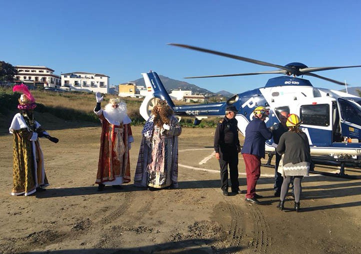 Los Reyes Magos llegan a San Pedro en un helicóptero de la Policía Nacional