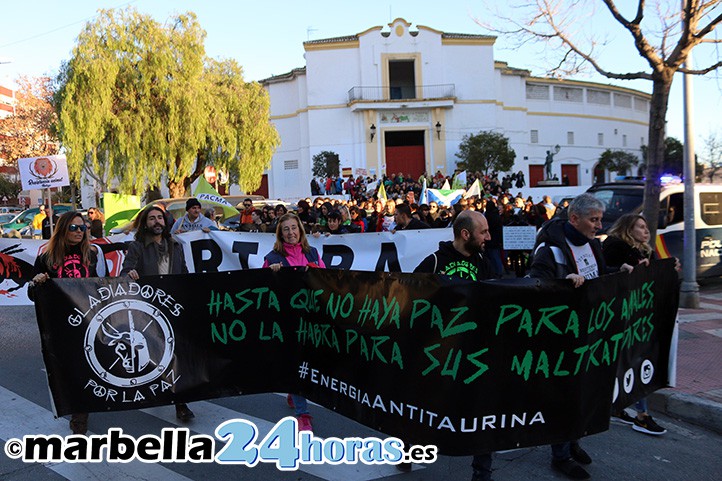Medio millar de personas muestran en Marbella su repulsa a los toros