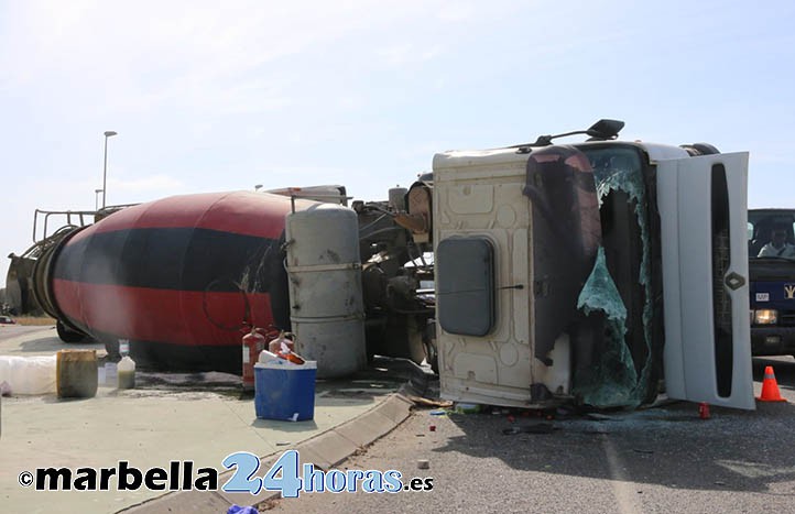 Aparatoso accidente de un camión hormigonera en San Pedro Alcántara