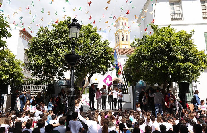 Pajaritas de colores abren el festival "Marpoética", que cuesta 87.000 euros