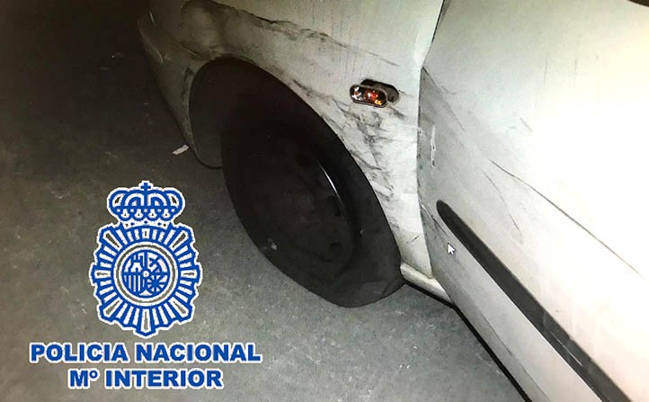 Detenido en Marbella tras arrastrar a un policía local sobre el capó del coche
