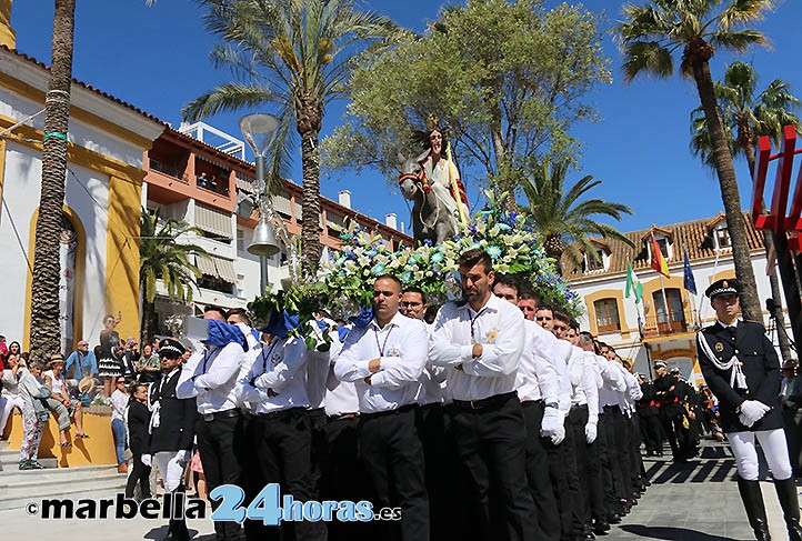 La Pollinica de San Pedro se olvida de los costaleros y vuelve a desfilar al hombro