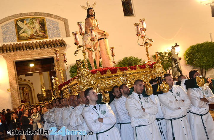 El Cristo de la Columna y la Virgen Blanca llenan el Lunes Santo de Marbella