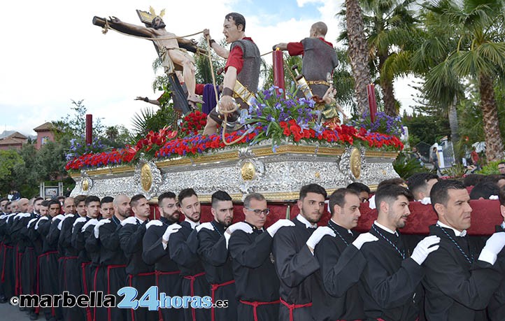 La cofradía del Calvario recorre Marbella con nuevo grupo escultórico