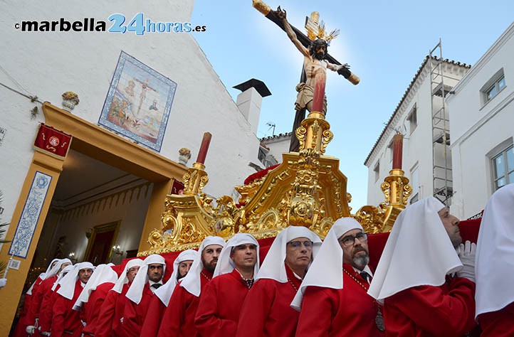 El Cristo del Amor reluce en un gran Jueves Santo en Marbella