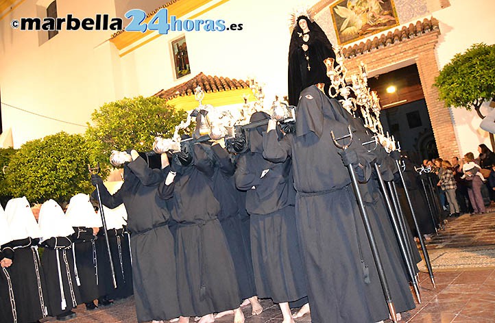 Luto y silencio con la procesión del Yacente y la Soledad en Marbella