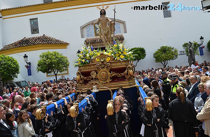 El Resucitado despide desde la plaza de la Iglesia la Semana Santa de Marbella