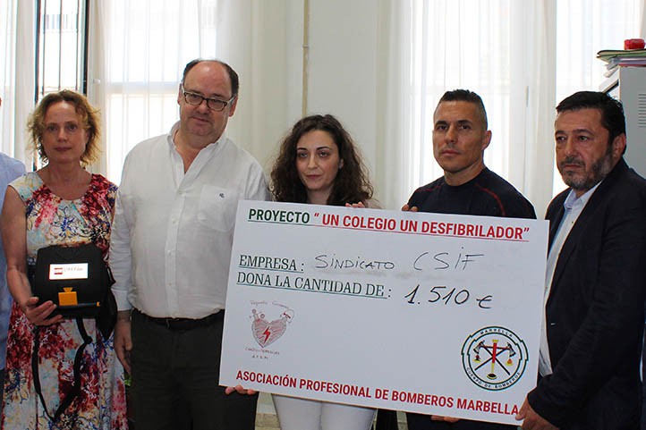 CSIF y los Bomberos de Marbella donan un desfibrilador al IES Río Verde