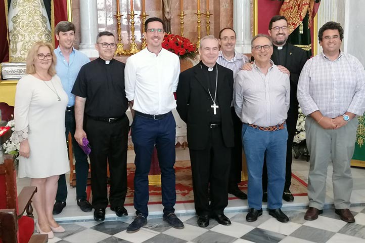 El Obispo de Málaga visita la Cofradía del Cristo del Amor de Marbella