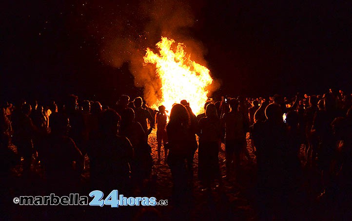 Marbella y San Pedro disfrutan en las playas de una gran noche de San Juan