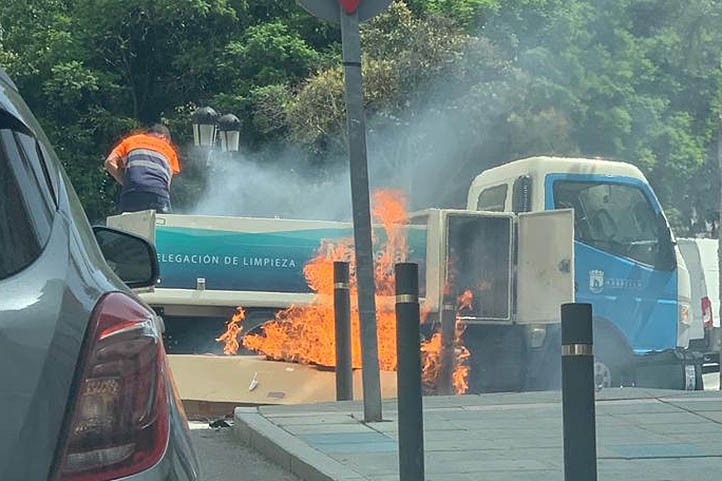 Arden en la calle cartones que llevaba un camión de Limpieza en Marbella