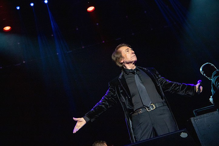 Raphael revisa sus grandes clásicos en Marbella y cuelga el "no hay billetes"