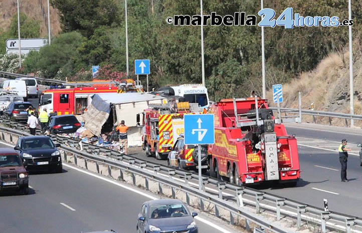 Vuelca en Marbella un camión junto a la salida de Ojén en la autovía A-7