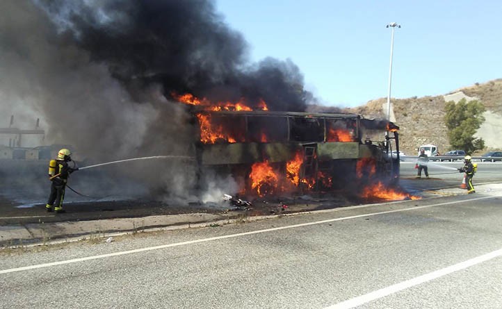 Arde un autobús en el peaje de Calahonda de la autopista de Marbella