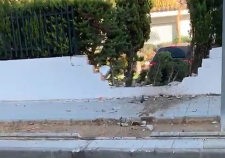 Un menor empotra un coche contra un muro en San Pedro Alcántara