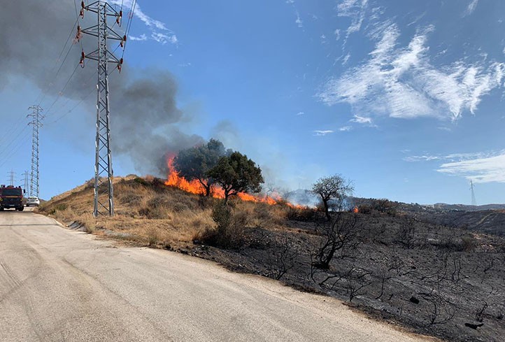 Los bomberos sofocan un conato en la zona del incendio de Marbella