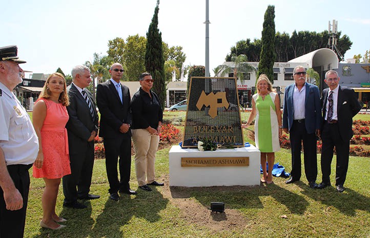 Marbella recuerda con un monolito al empresario saudí Mohamed Ashmawi