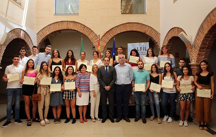 Grupo Alfil entrega por séptimo año 30 becas para universitarios de Marbella