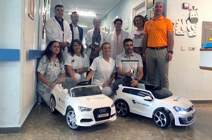 Donan al Hospital Costa del Sol dos cochecitos eléctricos para los niños