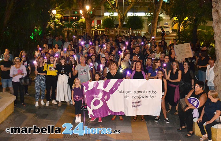 Marbella sale a la calle en la noche violeta contra la violencia machista