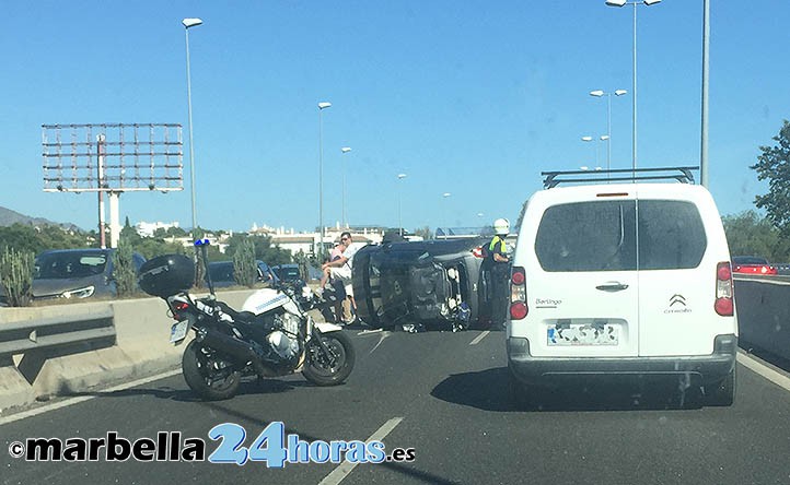Vuelca un vehículo en la autovía A-7 en la salida de San Pedro Alcántara