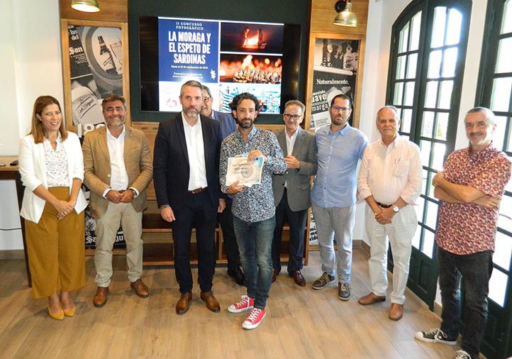 Entregados los premios del concurso de fotografía sobre el espeto de sardinas