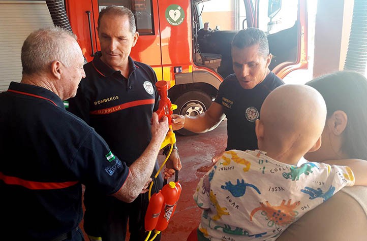Los Bomberos de Marbella se vuelcan con un niño de dos años con cáncer
