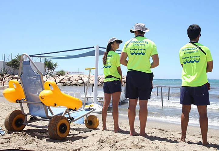 El baño asistido en playas de Marbella se multiplicó por ocho este verano