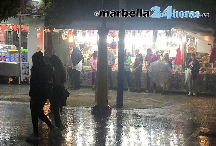 La lluvia no falta a su cita con la Feria de San Pedro y desluce la noche del sábado