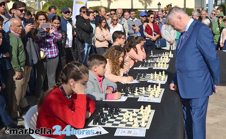 Un niño firma tablas con Karpov en 17 partidas simultáneas en Marbella