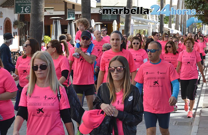 El paseo marítimo de Marbella se tiñe de color rosa contra el cáncer
