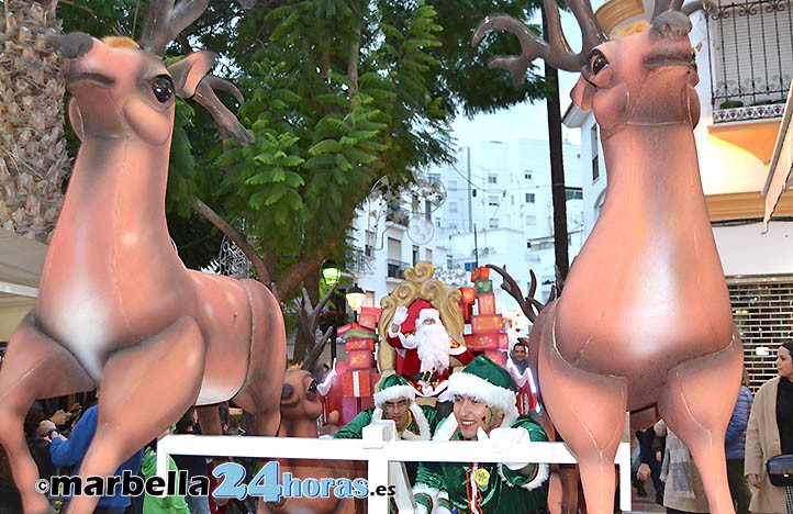 Papá Noel llega a Marbella en trineo y abre su casa hasta el día 24