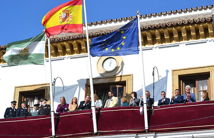 Marbella recuerda con una izada de banderas los 41 años de la Constitución