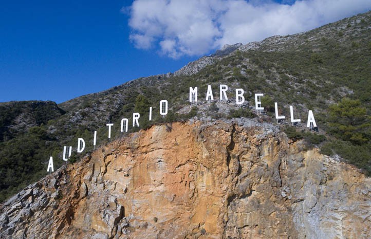 Marbella gasta 50.000 euros en arreglar las letras del auditorio de Nagüeles