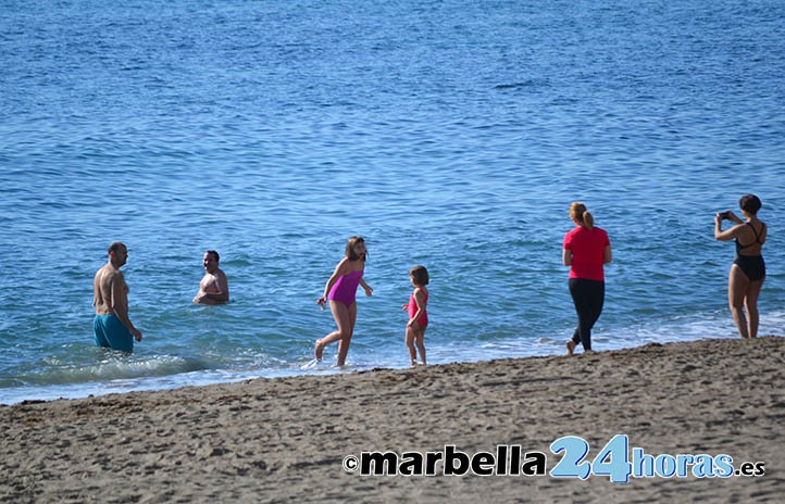 Marbella estrena 2020 con tiempo primaveral y bañistas en las playas