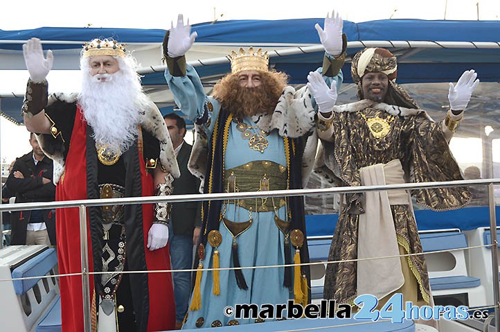 Los Reyes Magos llegan en catamarán a Marbella y hacen un recorrido a pie