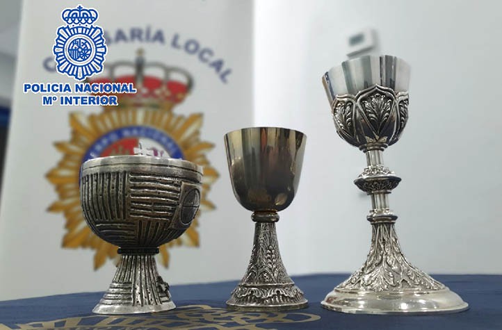 Recuperan tres cálices y cuatro jamones robados en una iglesia de Marbella