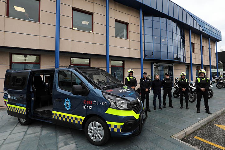 La Policía Local de Marbella estrena chalecos, cascos y dos furgonetas