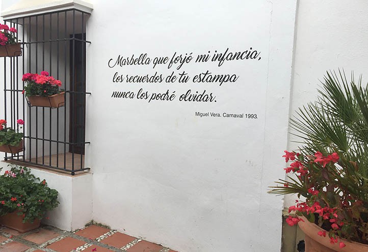 Las letras del Carnaval de Marbella lucen en las paredes del Casco Antiguo