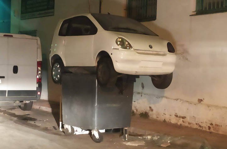 Se hace viral la foto de un coche sobre un contenedor de basura en Marbella